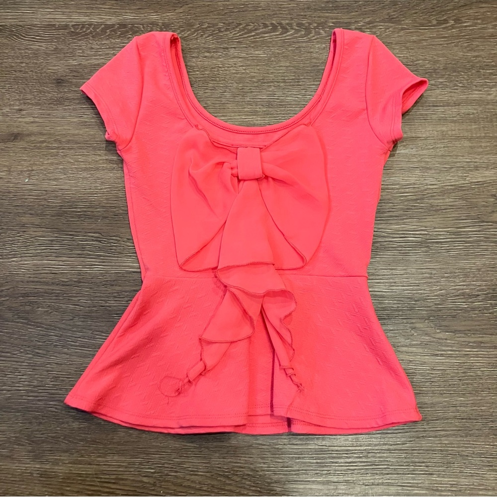 bright pink bow peplum top
brand charlotte russe
size xs
bow is on the back